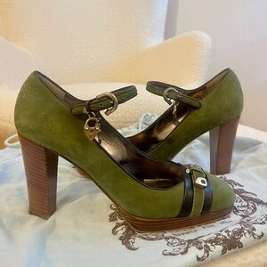 Darling Juicy Couture suede green heels with charm detail